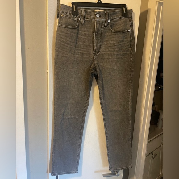 Madewell perfect vintage gray jeans with a single distress on the right leg - Picture 2 of 8
